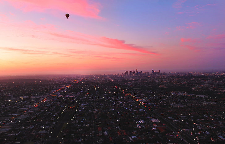 sylwetka balonu na ogrzane powietrze, krajobraz, pejzaż miejski, widok z lotu ptaka, balony na ogrzane powietrze, niebo, światło słoneczne, chmury, Tapety HD