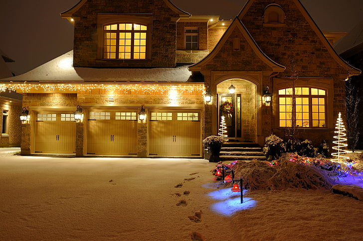 maison peinte en brun et blanc, hiver, neige, nuit, lumières, maison, vacances, fenêtres, décoration, architecture, bonne année, joyeux Noël, guirlande de Noël, Noël, Fond d'écran HD