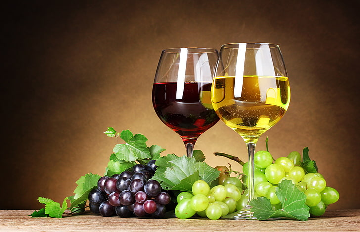 ワイングラスとブドウ、葉、果実、ワイン、赤、白、グラス、ブドウ、房、 HDデスクトップの壁紙