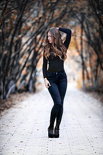 Murat Kuzhakhmetov, femme, brune, cheveux longs, vêtements noirs, jeans, profondeur de champ, ruelle, Fond d'écran HD HD wallpaper