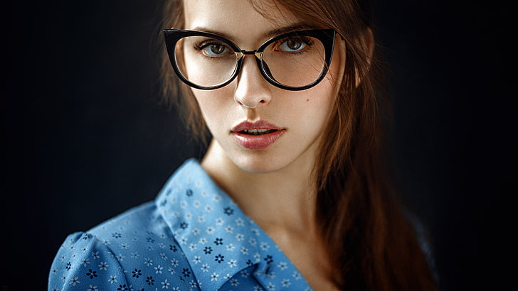 perempuan atas kerah biru, putih, dan hitam bunga, perempuan, perempuan dengan kacamata, kemeja, wajah, potret, bokeh, Georgy Chernyadyev, Wallpaper HD