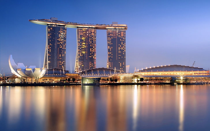 Marina Bay Sands Hotel Singapore, byggnad, reflexion, Singapore, skyskrapa, kväll, ljus, stadsljus, stad, hav, HD tapet