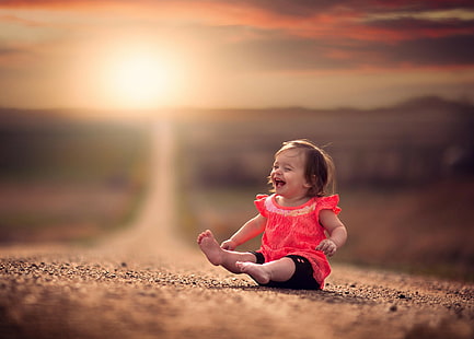 Petite fille rire, fille, route, bokeh, rire, bébé, Fond d'écran HD HD wallpaper