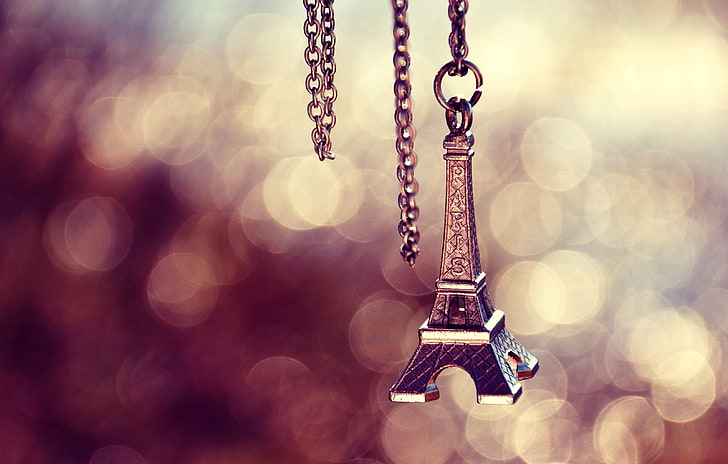 gold-colored Eiffel tower pendant, Paris, Eiffel tower, chain, keychain, suspension, bokeh, metal, La tour Eiffel, HD wallpaper