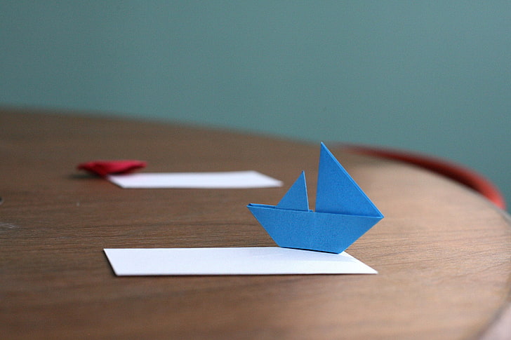 синий кораблик, бумага, оригами, декор, оригами, бумага, минимализм, парусник, макро, стол, глубина резкости, корабль, HD обои