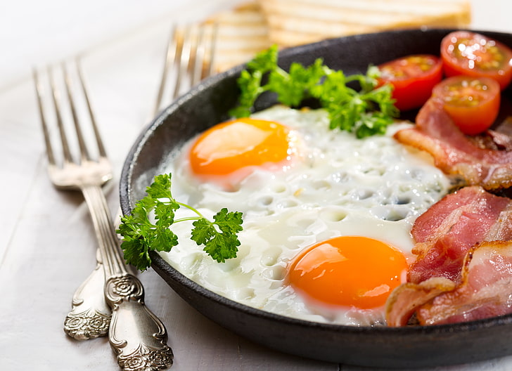 bacon och två soliga ägg, mat, frukost, äggröra, tomater, persilja, bacon, HD tapet
