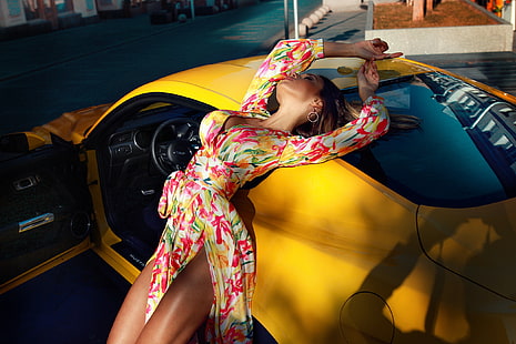 Макс Соколович, жени, модел, жени с автомобили, кола, Форд Мустанг, на открито, дълбочина на полето, брюнетка, рокля, деколте, затворени очи, улица, жени на открито, жълти коли, HD тапет HD wallpaper
