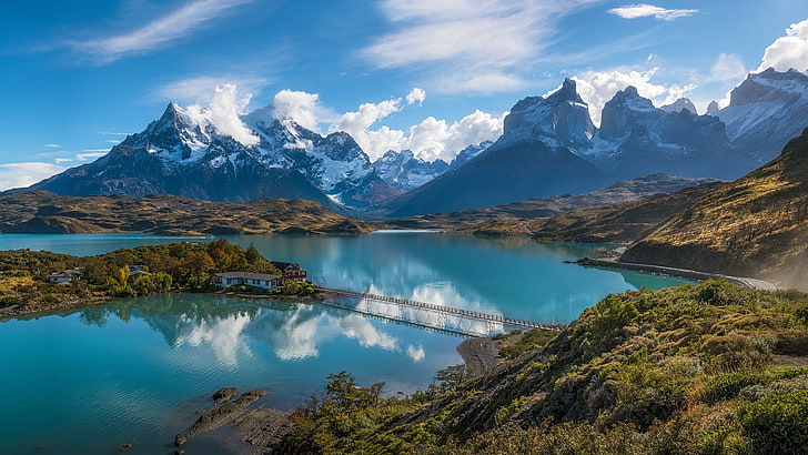 ภูเขาสีน้ำตาล, Torres del Paine, Patagonia, ชิลี, ภูเขา, ทะเลสาบ, พุ่มไม้, ถนน, ยอดเขาที่เต็มไปด้วยหิมะ, เมฆ, โรงแรม, สะพาน, น้ำ, สีฟ้า, สีเขียวขุ่น, ธรรมชาติ, ภูมิทัศน์, วอลล์เปเปอร์ HD