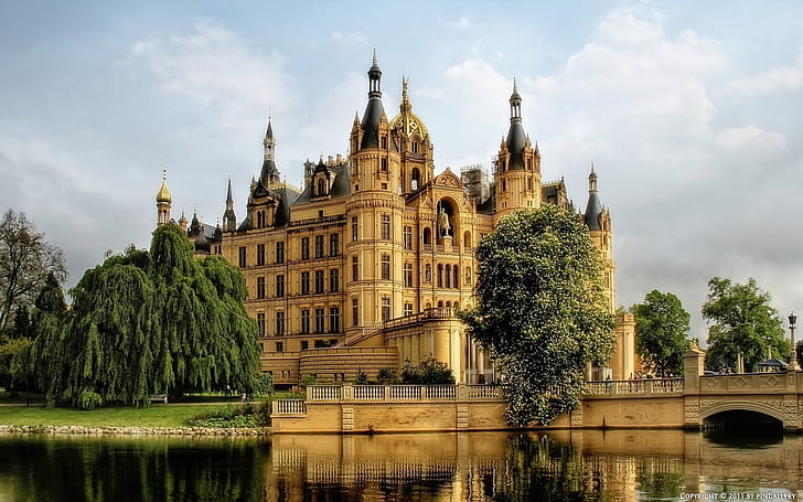 Alemania, Schwerin, castillo, río, árbol, puente, nubes, castillo de hormigón blanco, Alemania, Schwerin, castillo, río, árbol, puente, nubes, Fondo de pantalla HD