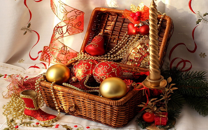 birkaç çeşitli renk baubles, Noel, yeni yıl, yılbaşı süsleri, kutuları, şerit, mumlar, dekorasyon, HD masaüstü duvar kağıdı