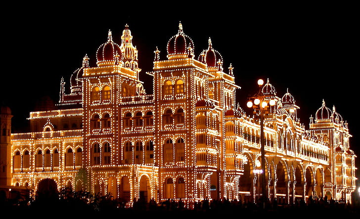 Mysore Palace under festivalen Navatri (Indien), gula strängljus och byggnad, navatri, mysore palace, indien, hindu, hinduismen, forntida, djur, HD tapet