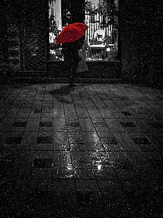 човек, който държи червен тапет за чадър, дъжд, чадър, bw, мъж, витрина, самота, нощ, разходка, HD тапет HD wallpaper