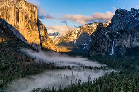 fotografia krajobrazowa gór i drzew w ciągu dnia, dolina Yosemite, dolina Yosemite, wieczór, mgła, dolina Yosemite, fotografia krajobrazowa, góry, drzewa, dzień, Park Narodowy Yosemite, El Capitan, Wodospad Bridalveil, wodospad, pogoda, poświata, światło, Kalifornia Sierra Nevada, chmury, natura, góra, krajobraz, scenics, na dworze, skała - obiekt, szczyt górski, las, lato, piękno przyrody, Tapety HD HD wallpaper