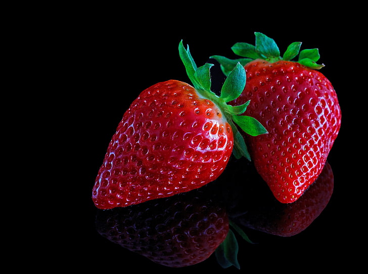 Jordgubbar på svart bakgrund, två jordgubbsfrukter, mat och dryck, svart, frukt, färska, reflektioner, jordgubbar, stilleben, HD tapet