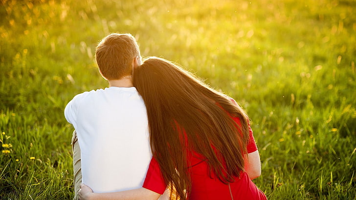 t-shirt rossa da donna e camicia da uomo girocollo bianca, erba, abbracci, coppia, Sfondo HD