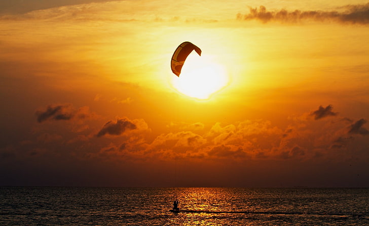 Kitesurfing vid solnedgången, siluett av fallskärm under gyllene timmen, natur, sol och himmel, hav, solnedgång, vatten, moln, sport, kitesurfing, HD tapet