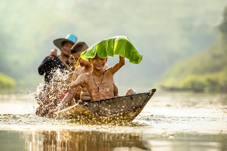 кафява дървена лодка, фотография, природа, Мианмар, Бирма, лодка, хумор, листа, банани, вода, водни капки, мъгла, вълни, дървета, рибар, река, растения, гледане на зрителя, боке, усмивка, HD тапет