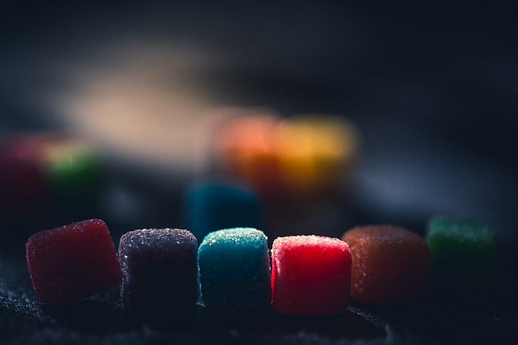 конфеты разных цветов, темные, разноцветные, сладости, еда, макро, HD обои