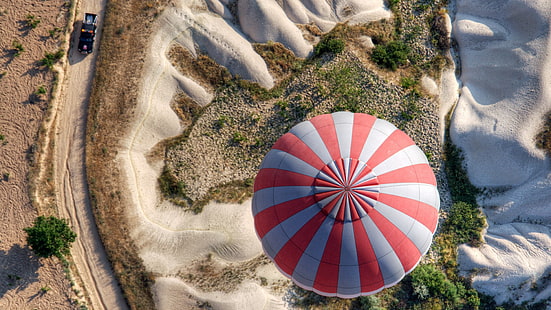 parachute bleu et rouge, paysage, vue aérienne, nature, montgolfières, voiture, route, sable, Cappadoce, vue plongeante, Turquie, Fond d'écran HD HD wallpaper
