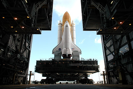 transbordador espacial gris y marrón, estación espacial, nave espacial, cohete, nubes, bandera estadounidense, NASA, tecnología, hangar, luces, transbordador espacial Discovery, Fondo de pantalla HD HD wallpaper