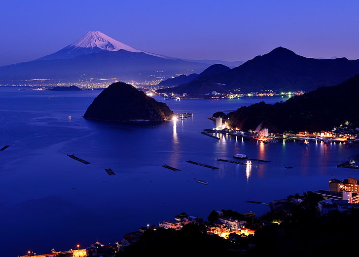 vitt och svart berg, stadsbild, byggnad, landskap, Japan, Mount Fuji, berg, snö, ö, vatten, hav, bukt, kväll, ljus, fartyg, båt, brygga, kullar, reflektion, HD tapet