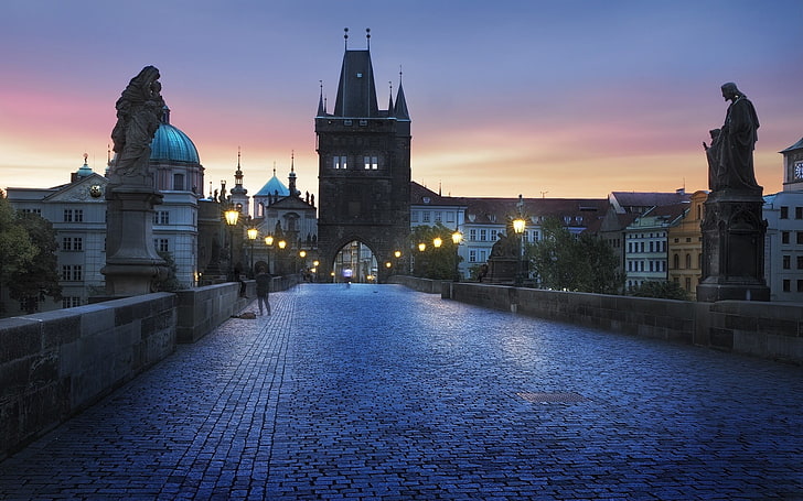 jembatan beton coklat, kota, Praha, lentera, menara, bangunan, arsitektur, batu bulat, patung, orang-orang, biru, perkotaan, Republik Ceko, Jembatan Charles, Wallpaper HD