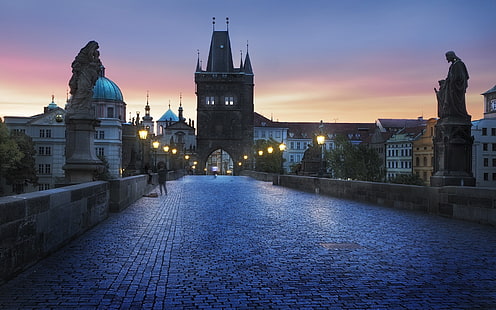 brązowy betonowy most, miasto, Praga, latarnia, wieża, budynek, architektura, bruk, posąg, ludzie, niebieski, miejski, Czechy, Most Karola, Tapety HD HD wallpaper