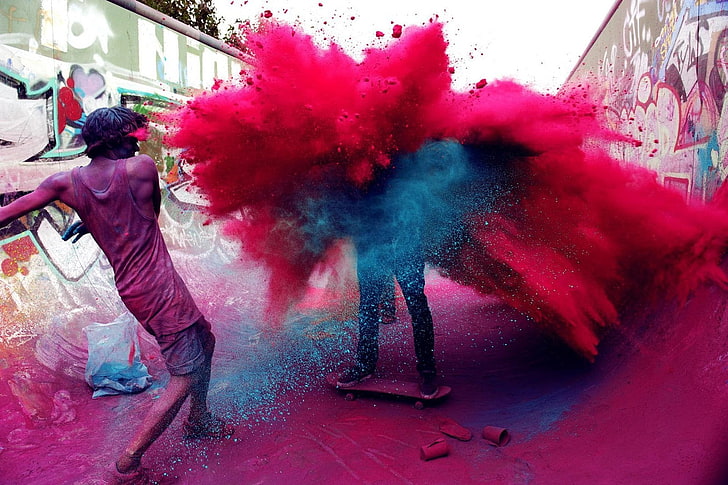 różowa bomba proszkowa, deskorolka, Gulal, rozpryski farby, kolorowe, ludzie, graffiti, Tapety HD