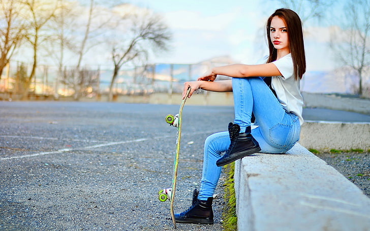 Frauen weißes Hemd und blaue Jeanshose, Mädchen, Skateboard, Modell, Anzeigen, Mode, Porträt, Bulgarien, Ikoseomer, Schießen, Skate, HD-Hintergrundbild