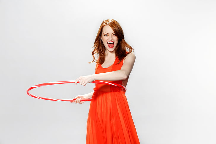 mujer en vestido rojo sin mangas jugando hula hoop, Emma Stone, HD, 4K, Fondo de pantalla HD