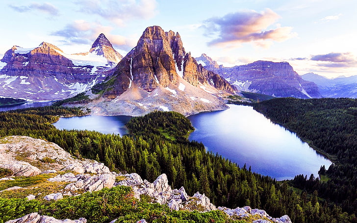 Gebirgszug mit See umgeben von Pinien, Landschaft, Natur, Berge, See, Bäume, Schnee, Wolken, Wald, HD-Hintergrundbild