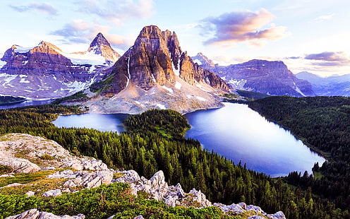 سلسلة جبال مع بحيرة محاطة بأشجار الصنوبر والمناظر الطبيعية والطبيعة والجبال والبحيرة والأشجار والثلج والسحب والغابات، خلفية HD HD wallpaper