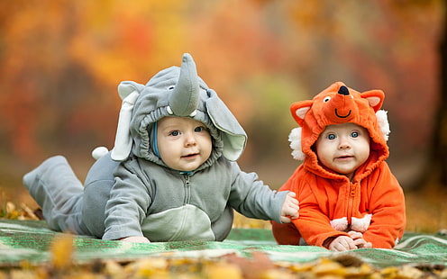 Bébés en costume, baby-foot à capuche avec 2 animaux, enfants, costume, positif, bébés, Fond d'écran HD HD wallpaper