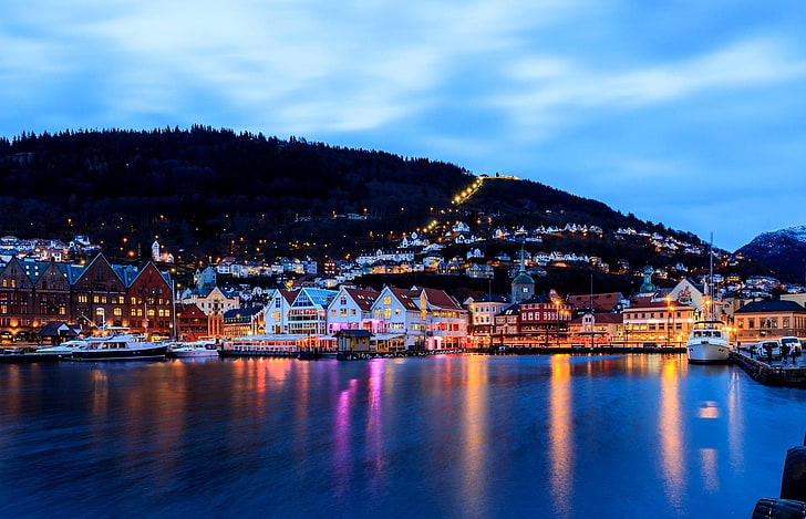 weiße und braune Wohnhäuser, Meer, die Stadt, Lichter, Gebäude, Haus, Boote, der Abend, Pier, Norwegen, Hafen, Bergen, Berge, HD-Hintergrundbild