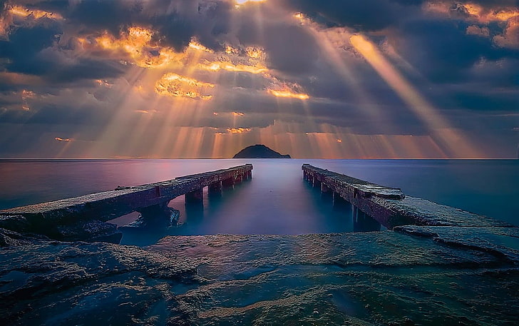 картина двух бров док на водоем во время заката, море, солнечные лучи, облака, остров, побережье, док, вода, синий, желтый, природа, пейзаж, HD обои