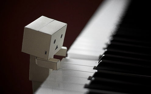 box menschliche figur spielt klavier, danboard, karton roboter, spiel, klavier, tasten, stimmung, schatten, HD-Hintergrundbild HD wallpaper