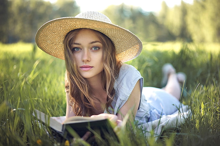 książki, trawa, kobiety na zewnątrz, kapelusz, kobiety, natura, Tapety HD