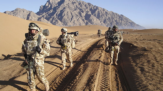 soldado andando no deserto durante o dia, forças armadas romenas, soldado, Romênia, montanha, Afeganistão, patrulha, HD papel de parede HD wallpaper