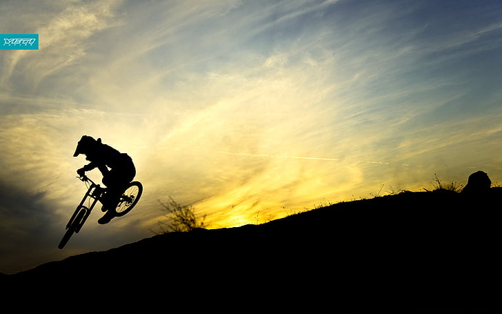 bicyclettes, descente, collines, vtt, sillhouette, coucher de soleil, Fond d'écran HD