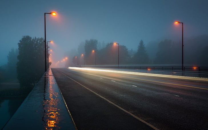 strada asfaltata nera, fotografia di forti piogge su strada, notte, lunga esposizione, strada, nebbia, paesaggio urbano, strada, luci, pioggia, traffico, Sfondo HD