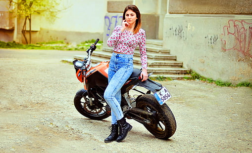 женская розовая и белая цветочная рубашка с длинными рукавами и синие джинсовые джинсы, девушка, модель, KTM, велосипед, мода, портрет, мотоцикл, Болгария, Ikoseomer, стрельба, HD обои HD wallpaper