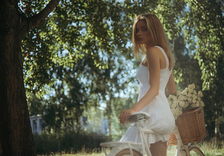 cykel, Pasha Karpenko, kvinnor, kvinnor utomhus, modell, tittar över axeln, blond, vit klänning, HD tapet HD wallpaper