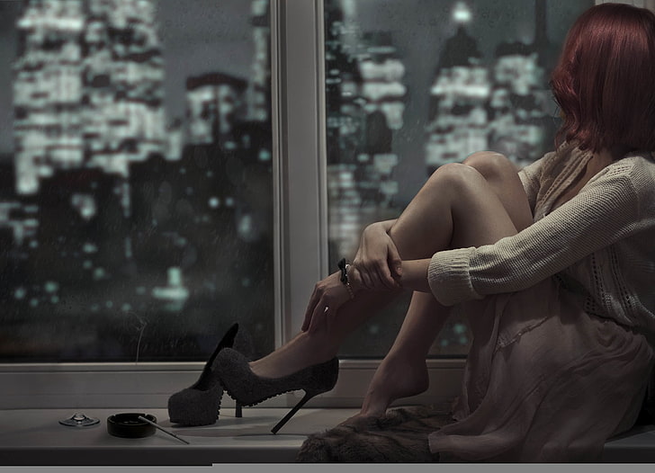 Frauen weiße Strickjacke, Traurigkeit, Mädchen, Dämmerung, Fenster, Schuhe, braunes Haar, Aschenbecher, HD-Hintergrundbild
