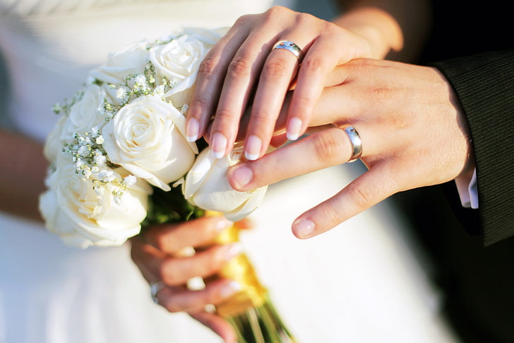 silver-colored couple rings, hands, wedding, rings, bouquet, roses, HD wallpaper