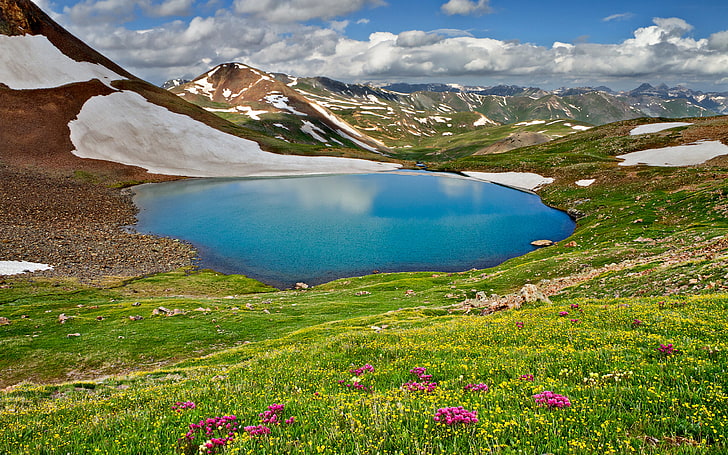 Primavera in montagna, erba verde e lago, natura, paesaggio, primavera, montagna, paesaggio, Sfondo HD