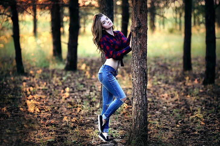 bosque, modelo, mujer, camisa, jeans rotos, Fondo de pantalla HD