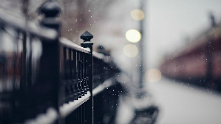 Fotografie des selektiven Fokus des schwarzen Zauns, des schwarzen Stahlhandlaufs, des Zauns, der Schärfentiefe, des Bokeh, des Schnees, HD-Hintergrundbild