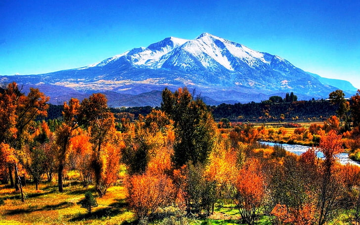 Landschaft, Natur, Herbst, Berge, Fluss, Bäume, schneebedeckte Spitze, Gras, HD-Hintergrundbild