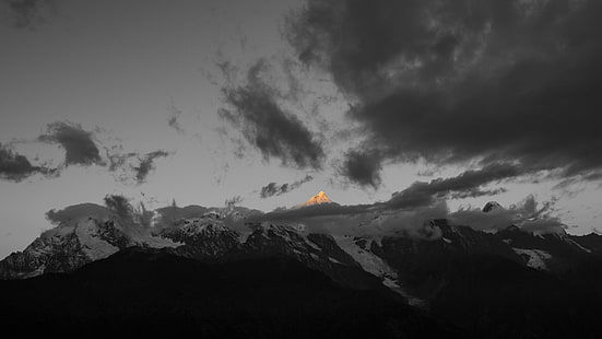 montagna in bianco e nero, montagna coperta di neve, nuvole, colorazione selettiva, natura, paesaggio, picco nevoso, tramonto, luce del sole, buio, montagne, giallo, grigio, Sfondo HD HD wallpaper
