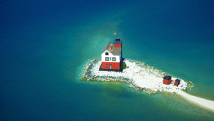 昼間、灯台、島、海、波の間に水域の近くの赤と白の家、 HDデスクトップの壁紙